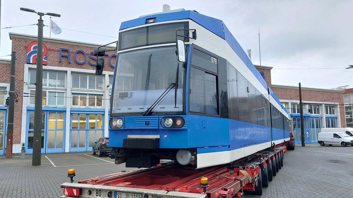 Die erste sanierte Bahn ist zurück in Rostock!