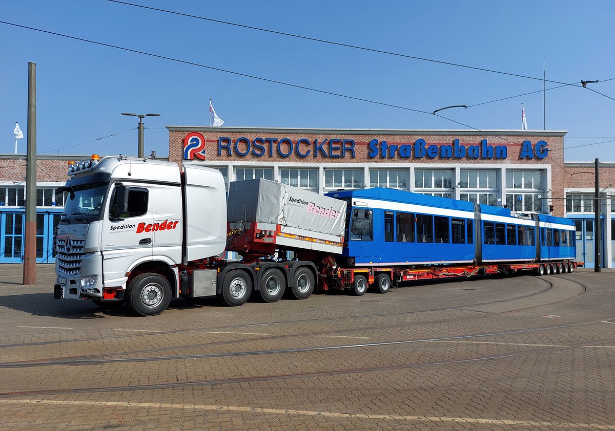 Die erste Bahn geht auf Reisen