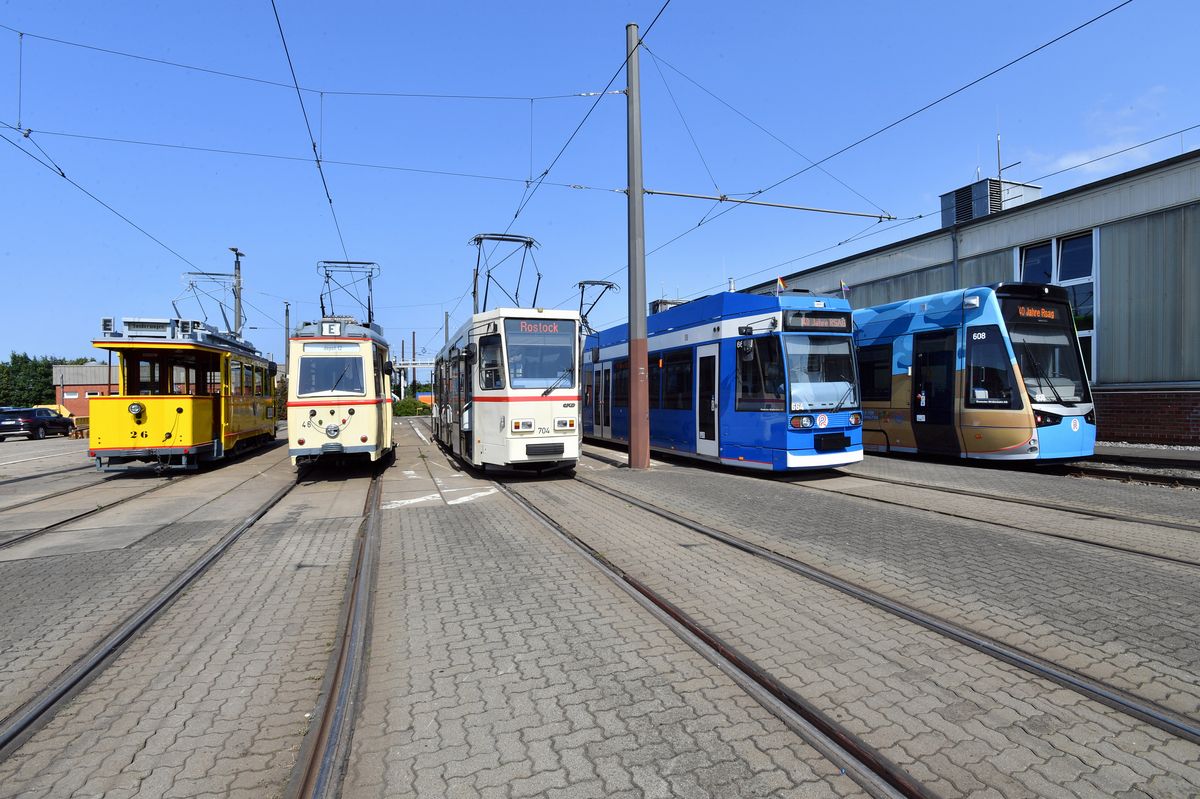 Die Straßenbahntypen der RSAG: Wismar-Wagen 26 (Baujahr 1926), Lowa-Wagen 46 mit Beiwagen (Baujahr 1955/1956), Tatra-Wagen 704 (Baujahr 1990), 6N1 (Baujahr 1994-1996) und 6N2 (Baujahr 2014/2015)