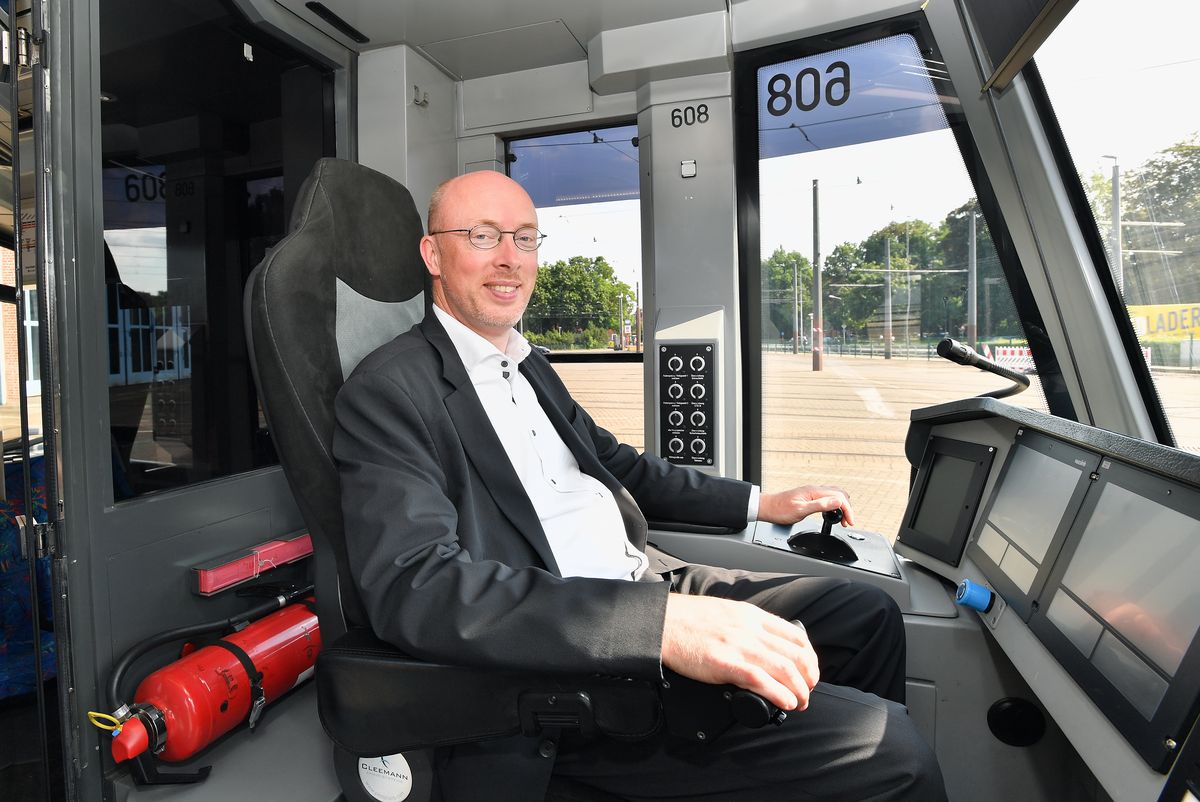 Verkehrsminister Pegel nimmt Platz am Steuer des aktuellsten Straßenbahntyps 6N2