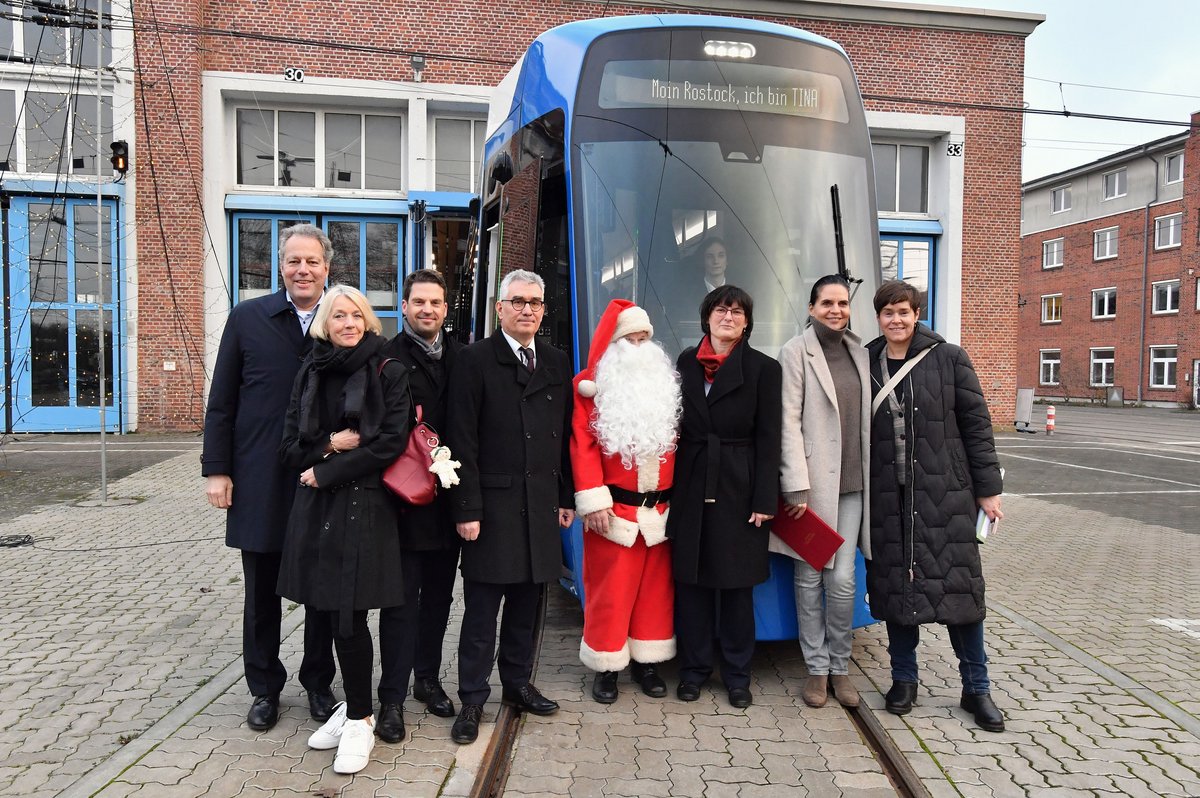 TINA begrüßt die ersten Fahrgäste